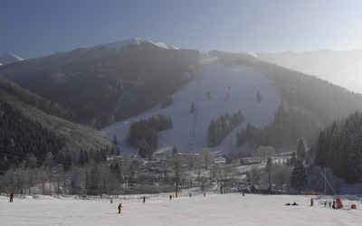 STOK PO PRZECIWNEJ STRONIE CIĄGLE W CIENIU. OZNACZONY LITERĄ E.