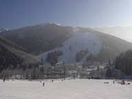 STOK PO PRZECIWNEJ STRONIE CIĄGLE W CIENIU. OZNACZONY LITERĄ E.