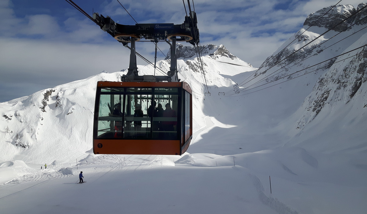 100 osobowy wagonik kolejki kabinowej w tle trasa Prevala (foto: A. Kaleta) 100 osobowy wagonik kolejki kabinowej w tle trasa Prevala (foto: A. Kaleta)