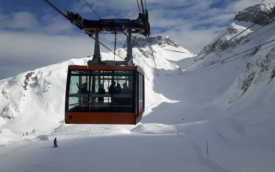 100 osobowy wagonik kolejki kabinowej w tle trasa Prevala (foto: A. Kaleta)