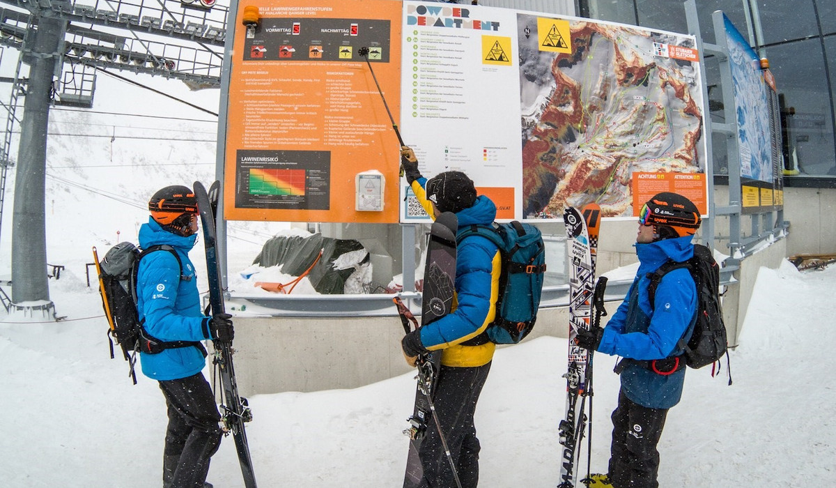 Przed wyprawą offpiste - zapoznajemy się z trasa i warunkami pogodowymi (foto: Franciszek Przeradzki)