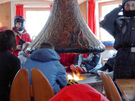 Ogrzewamy się przy kominku w schronisku.