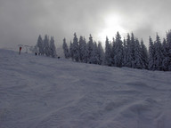 Wyciąg orczykowy. Bardzo źle przygotowany tor prowadzenia nart.
Należy powiedzieć W OGÓLE NIE PRZYGOTOWANY TOR.