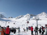 Narciarze na tle trasy i gondolek 1