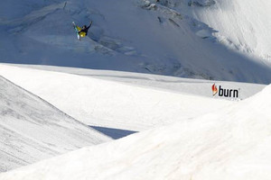 snowboardziści podczas lotu (foto: inspiredpr.pl)