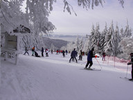 GÓRNA STACJA WYCIĄGU ORCZYKOWEGO. WIDOK NA TRASĘ NIEBIESKOĄ NA GRANI.