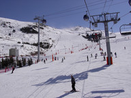 Zjeżdżamy stokiem wzdłuż wyciągu