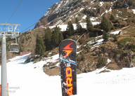 Tata przetestuje nowe narty. Wypożyczone w wypożyczalni w Top Residence Kurz. (foto. A.Tomczyk)