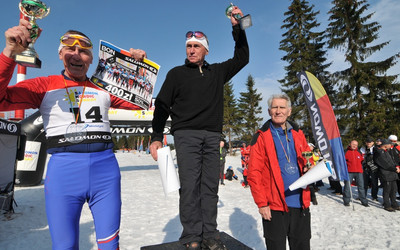 trójka najlepszych w klasyfikacji generalnej najstarszej kategorii M6 na dystansie Mega stylem klasycznym. Od lewej: 69-latkowie Stanisław Mroziński i Augustin Hoffmann oraz 71-letni Rudolf Turek. (foto: Stacja Jakuszyce)