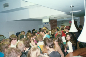 Tłum czekający na wejście na salę kinową  (foto: modest south )
