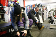 Przemek Saleta w wypożyczalni (foto: BrandBridge)