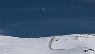 Góry Sierra Nevada. Trasy narciarskie, środek dnia a księżyc na niebie. (foto: P.Tomczyk)
