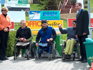 Dekoracja zwycięzców w grupie zawodników na monoski (I miejsce: Martin Krivos - Slovak Paralympics Ski Team, II miejsce: Jaro