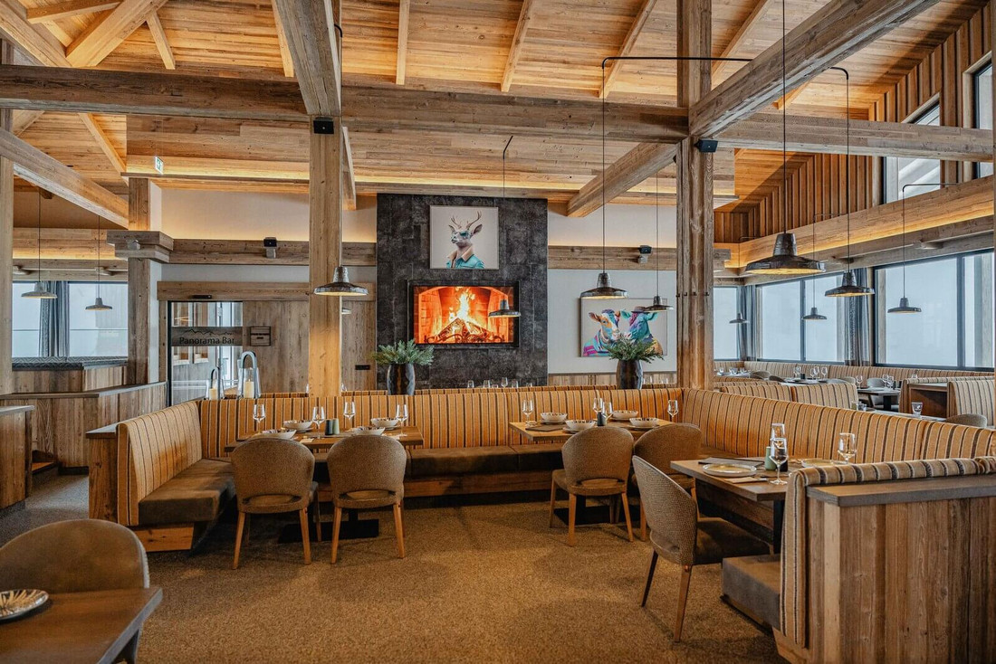 Część z obsługą kelnerską w Panorama Restaurant Kreuzjoch w Schlick2000 / c Thorben Jureczko