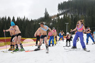 Bikini Skiing 2013- zawodnicy w ciągu jazdy