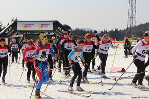Dwunastoletni Maciek Zdziechowski (w środku) był jednym z dwóch najmłodszych uczestników tej edycji Salomon Nordic Sunday. Ukończył wszystkie siedem biegów! (foto: Stacja Jakuszyce)
