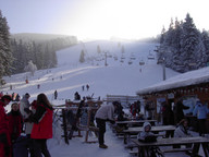 JEST MRÓZ, SŁOŃCE I LEKKA MGIEŁKA.