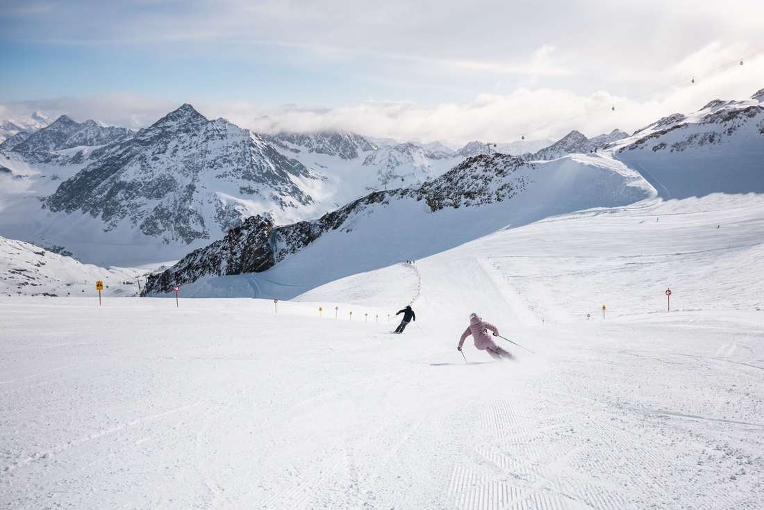 VB Pitztal Severin Wegener Dwoje narciarzy na ośnieżonym stoku na lodowcu Pitztal