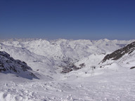 Miasto w dolinie gór