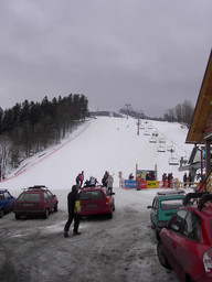 Widok z parkingu na trasę