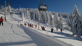 Krzesełko na Łysą Górę, po lewej orczyk (foto: rokytnice.com)