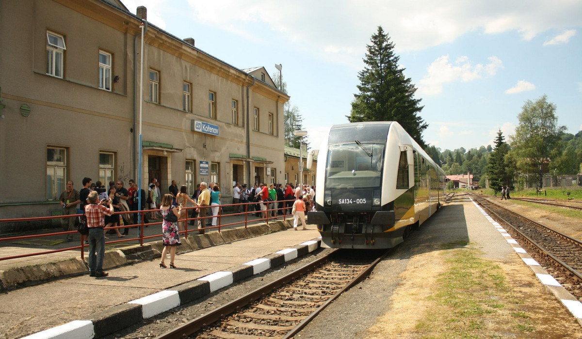 Nowoczesny szynobus (foto: www.szklarskaporeba.pl) Nowoczesny szynobus (foto: www.szklarskaporeba.pl)