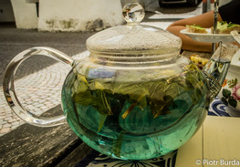 Herbata z miejscowych ziół w Tea Salon Glurns/Glorenza (foto: P. Burda) Herbata z miejscowych ziół w Tea Salon Glurns/Glorenza (foto: P. Burda)