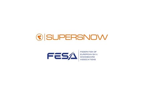 Logotypy marki SUPERSNOW oraz organizacji FESA (Federation of European Ski & Snowboard Associations). Logo firmy SUPERSNOW w kolorze pomarańczowym z okrągłym sygnetem przedstawiającym armatkę śnieżną po lewej stronie, umieszczone nad niebieskim logo organizacji FESA z pełną nazwą "FEDERATION OF EUROPEAN SKI & SNOWBOARD ASSOCIATIONS" na białym tle.