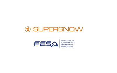 Logo firmy SUPERSNOW w kolorze pomarańczowym z okrągłym sygnetem przedstawiającym armatkę śnieżną po lewej stronie, umieszczone nad niebieskim logo organizacji FESA z pełną nazwą "FEDERATION OF EUROPEAN SKI & SNOWBOARD ASSOCIATIONS" na białym tle.