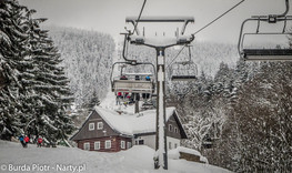 Jedyna kolej krzesełkowa prowadzona nad kominem :) (foto: PB Narty.pl)