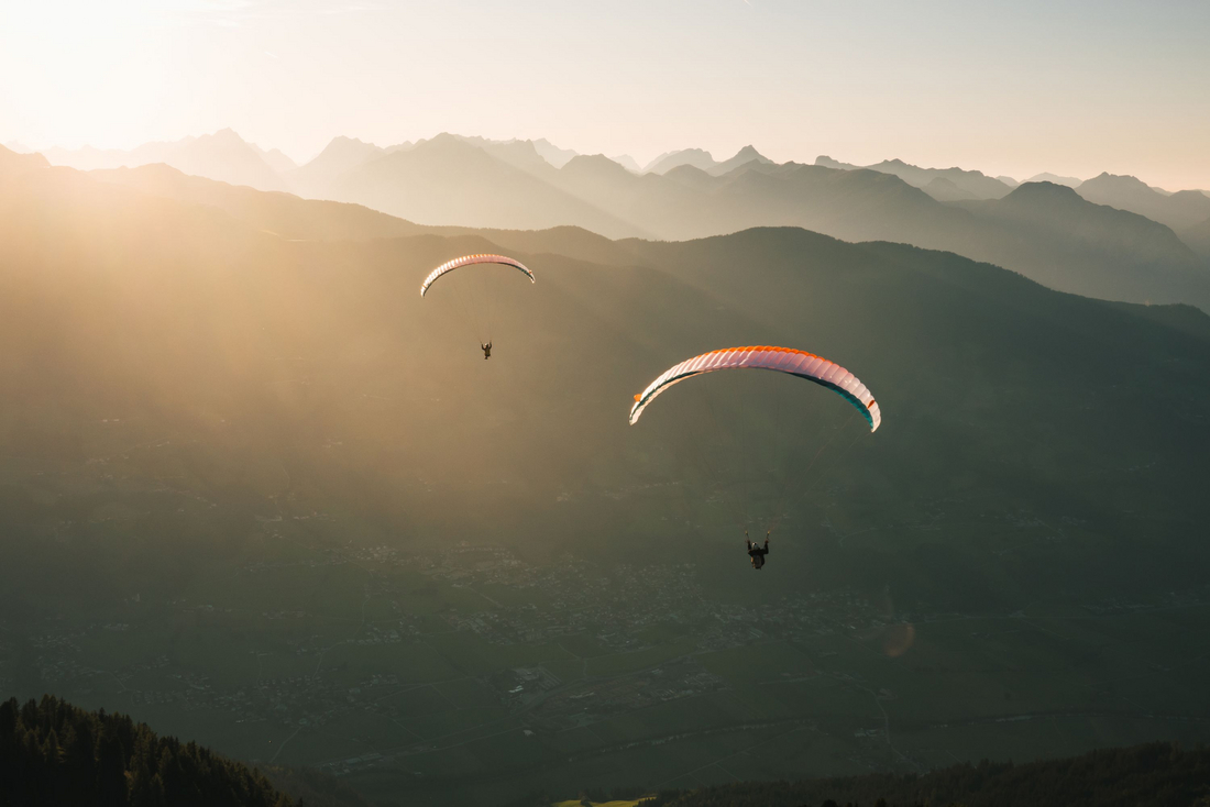 Paralotnie w Zillertal (c)Tirol Werbung, Thomas Klocker Dwie paralotnie nad Alpami