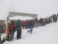 Pierwszy zawodnik już jest w ogródku sędziowskim