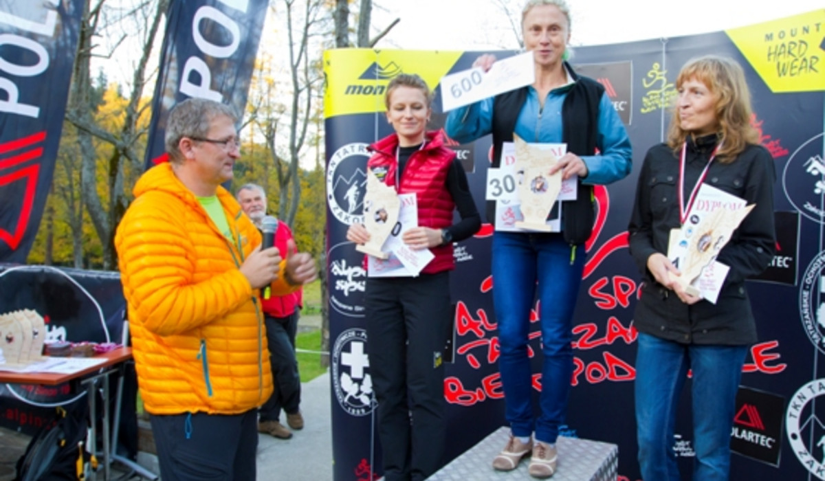 Izabela Zatorska - zwyciężczyni biegu na podium (foto: Adam Brzoza/Polartec)