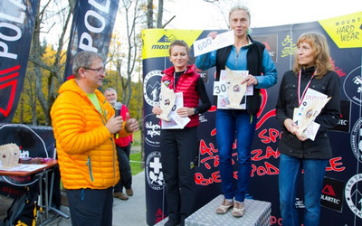 Izabela Zatorska - zwyciężczyni biegu na podium (foto: Adam Brzoza/Polartec)