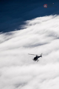 Helikopter w chmurach