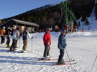 CZEKAMY NA NASZĄ KOLEJKĘ PRZY WYCIĄGU D. TRASA CZERWONA.