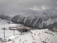 Narciarze przy stacji