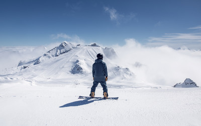 Snowboarder na lodowcu Hintertux