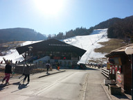 Dolna stacja kolejki 1 Kaiserburg za nią trasa 8 Weltcup Franz Klammer