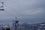 Krzesełka na tle miasta