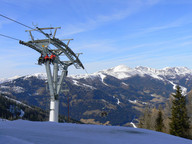 Wyciąg 7 Maibrunn w tle trasy nad miejscowością St. Oswald