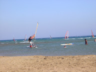 Instruktor Tomek podpływa do kursantów.