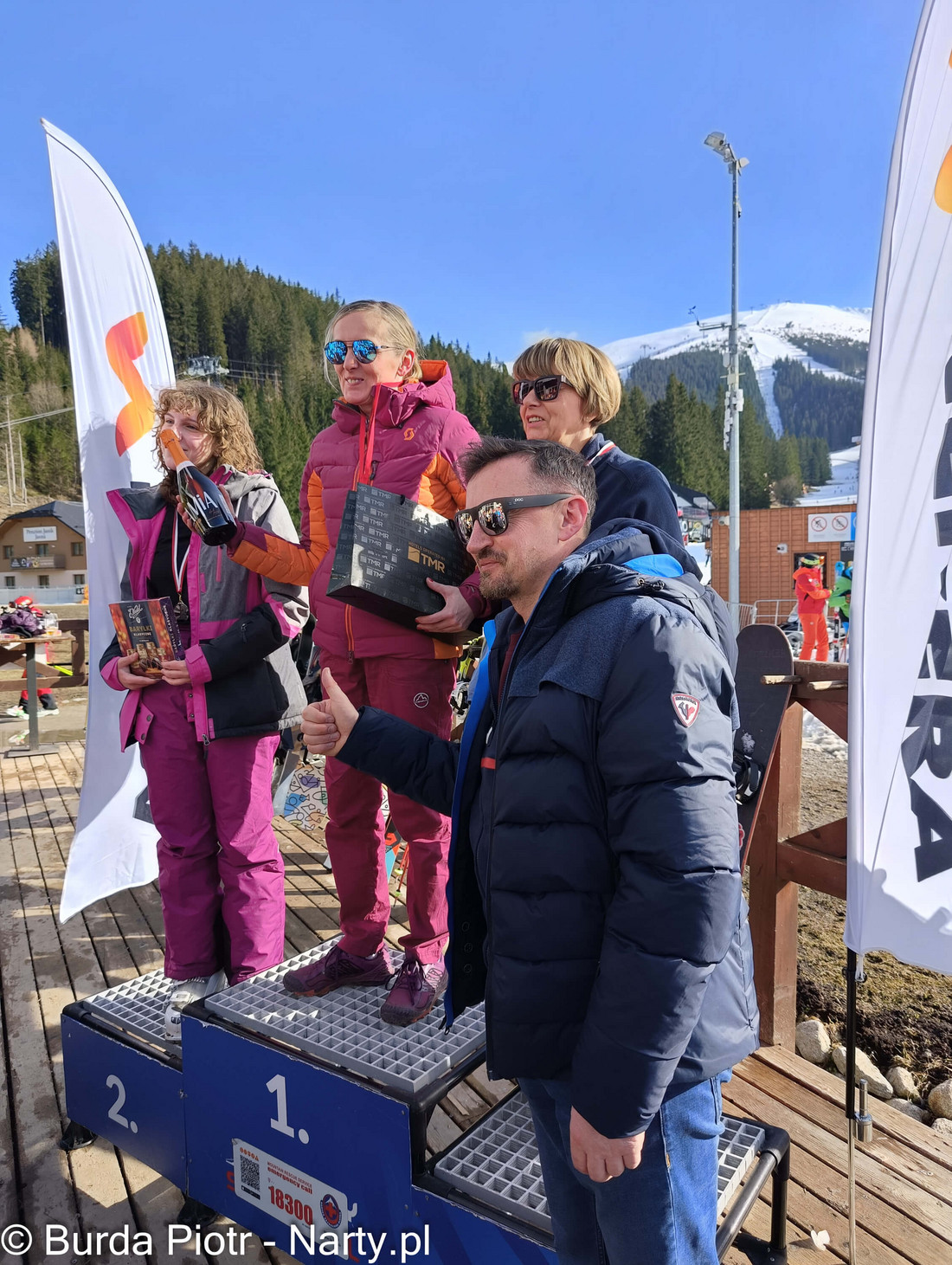 Podium Pań - slalom gigant Skiclosing z Neckerą - nagrody wręcza A. Małysz / fot. P. Burda