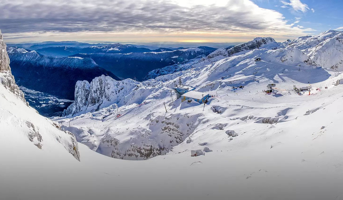 Kanin - Sella Nevea górna stacja gondoli / fot. David Stuls Zornik Panorama górska z budynkami kolei gondolowej