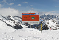 Tablica informacyjna, a w tle góry