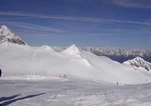 WIDOK Z GÓRNEJ STACJI GONDOLI, NA WYCIĄGI OLPERER 1,2 NA TRASY 9 I 9A WIDOK Z GÓRNEJ STACJI GONDOLI, NA WYCIĄGI OLPERER 1,2 NA TRASY 9 I 9A