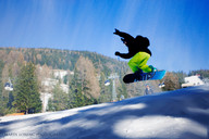 Kronplatz w Południowym Tyrolu.- snowboardzista w skoku 2