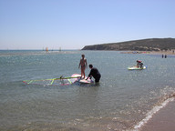 Artur zazdrości siostrze. Udało mu się wejść na deskę.
