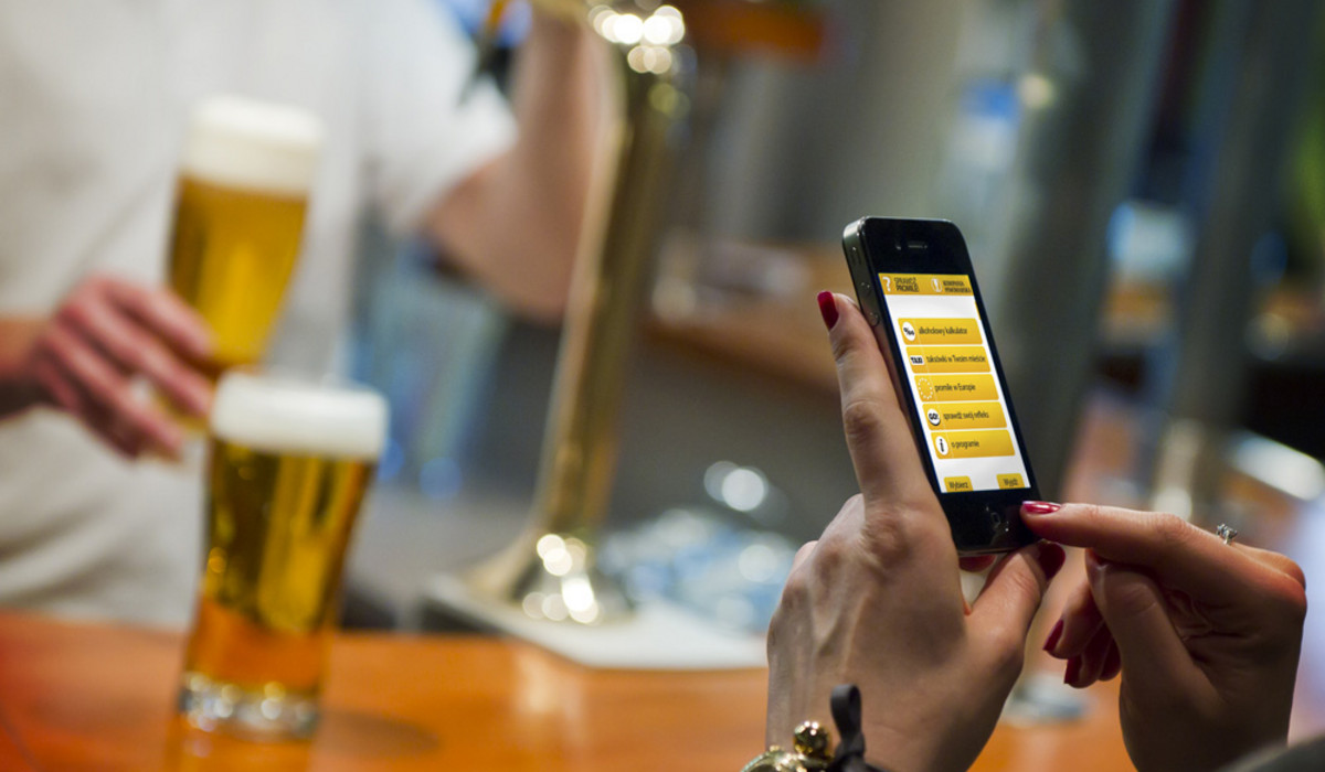 Alkomat w komórce (foto: Kompania Piwowarska)