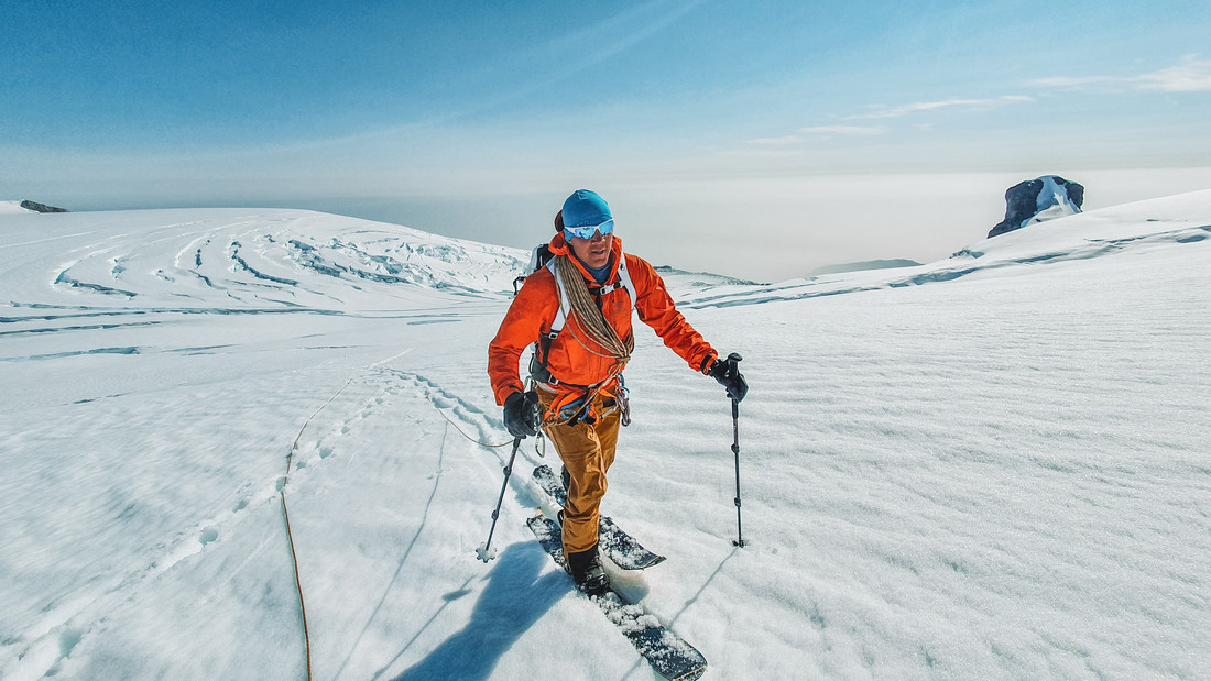 Alo Olszański snowboardem z Nanga Parba / źródło mat. prasowe